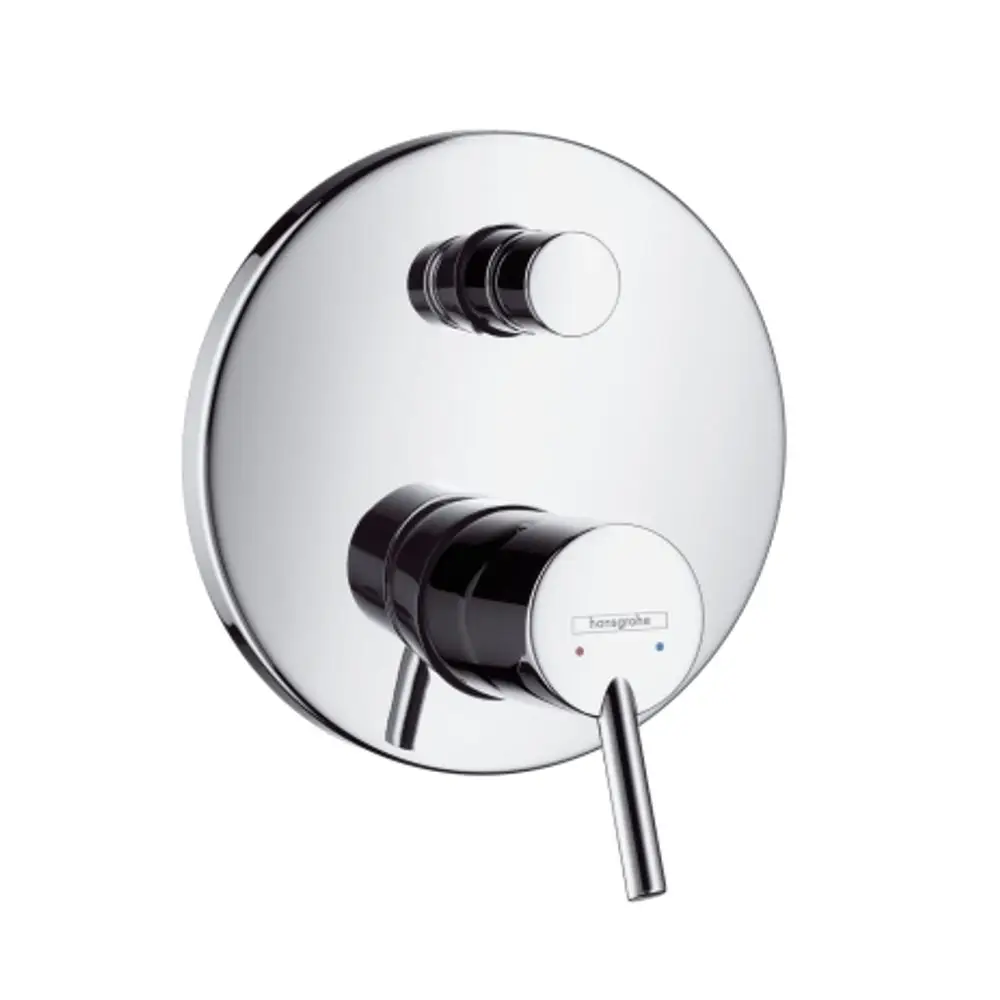 Chromfarbener Unterputz-Wannenmischer mit zwei Steuerknöpfen für Temperatur und Wasserfluss, hergestellt von Hansgrohe. Saubere, runde Form mit klarer Funktionalität.
